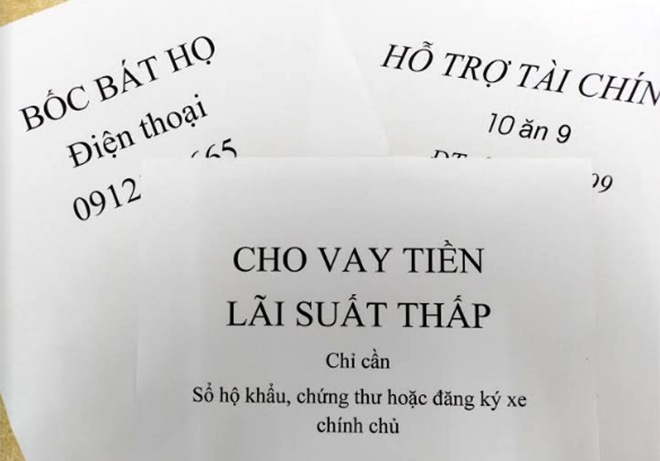 Các tờ rơi quảng cáo cho vay tiền với thủ tục đơn giản.