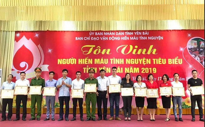 Certificates of merit were presented to outstanding blood donors for their contributions to the blood donation movement at the ceremony held in 2019.