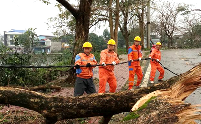 Công nhân Điện lực thành phố Yên Bái khắc phục sự cố, hậu quả mưa đá, dông lốc ngày 3/3/2020. (Ảnh: Quang Tuấn)