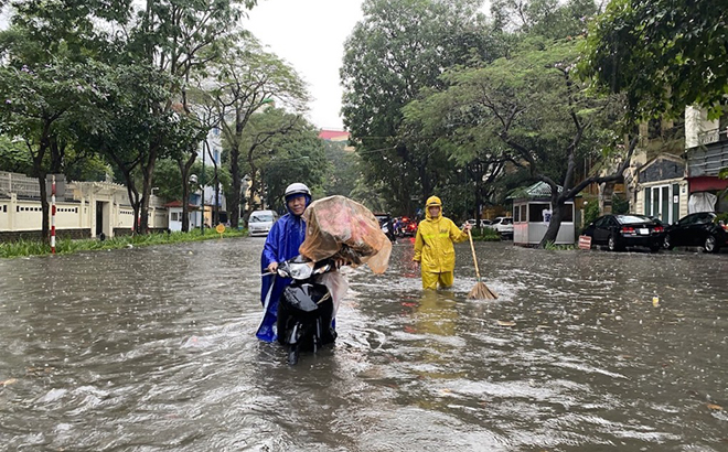 Mưa lớn khiến phố Lý Thái Thổ ngập, ngày 29/5.