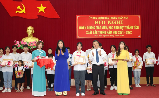 Lãnh đạo huyện Trấn Yên trao giấy khen cho các em học sinh đạt giải cao.