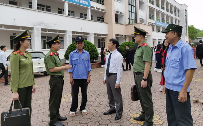 Lãnh đạo Phòng An ninh chính trị nội bộ, Công an tỉnh kiểm tra công tác đảm bảo an ninh, an toàn tại Trường THPT Chuyên Nguyễn Tất Thành.