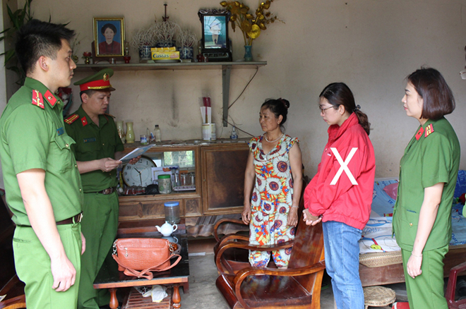 Cơ quan Cảnh sát điều tra, Công an tỉnh Sơn La thi hành các quyết định khởi tố vụ án hình sự, khởi tố bị can, lệnh bắt tạm giam đối tượng Đào Thị Hiền Trang (áo đỏ).