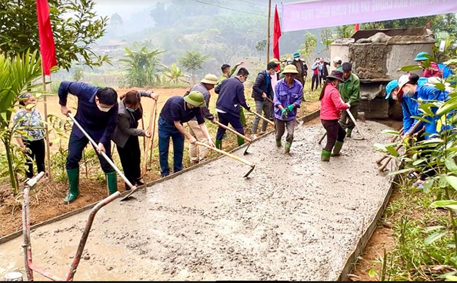 Cán bộ lãnh đạo huyện và các ban, ngành, đoàn thể huyện Yên Bình tham gia làm đường giao thông nông thôn cùng lãnh đạo và nhân dân xã Tân Nguyên.