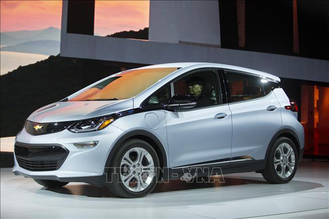 Mẫu xe Chevrolet Bolt được giới thiệu trong cuộc họp báo tại Detroit, Michigan, Mỹ, ngày 9/1/2017. Ảnh tư liệu: AFP/TTXVN