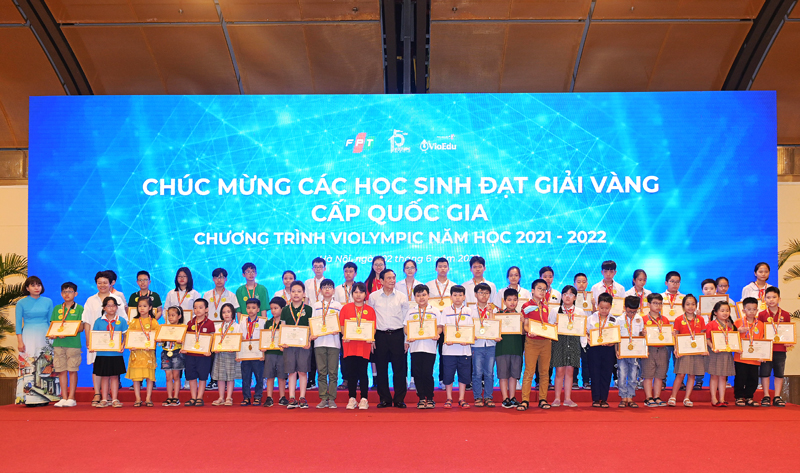 Ban tổ chức trao giải Vàng cấp quốc gia chương trình Violympic năm học 2021-2022.