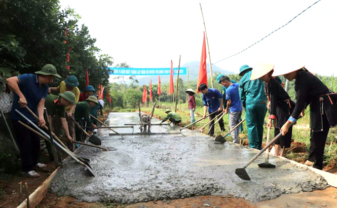 Cán bộ, công chức Hội Liên hiệp Phụ nữ tỉnh tham gia làm đường tại thôn Quyết Thắng 2, xã Cảm Nhân, huyện Yên Bình.