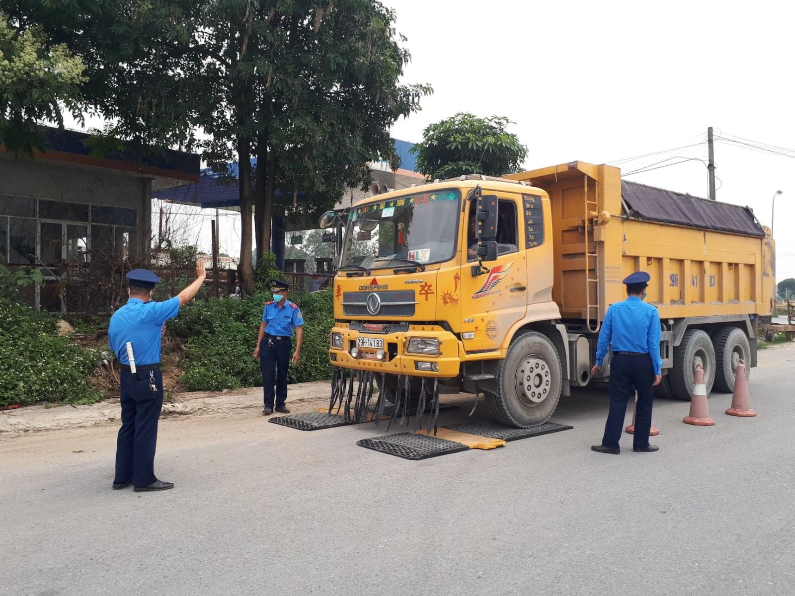 Thanh tra giao thông cân kiểm tra tải trọng xe trên quốc lộ 21.