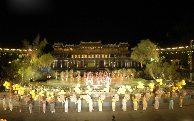 Biễu diễn nghệ thuật trong Festival Huế.