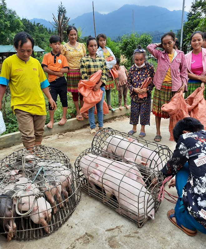 Hộ nghèo xã Nà Hẩu nhận hỗ trợ con giống để phát triển kinh tế.