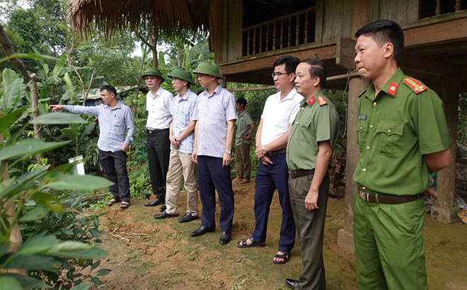 Đoàn công tác kiểm tra thực tế tại khu vực sông, suối tại thôn Ngòi Thắm và thôn Ngòi Chang, xã Tô Mậu.