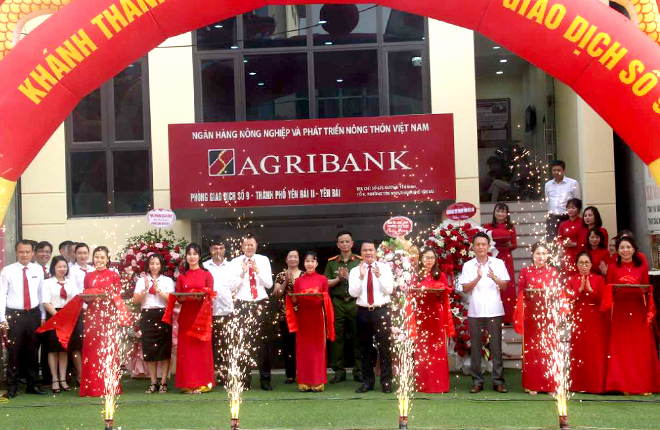 Các đại biểu cắt băng khánh thành trụ sở làm việc Phòng giao dịch số 9 trực thuộc Agribank Chi nhánh thành phố Yên Bái 2