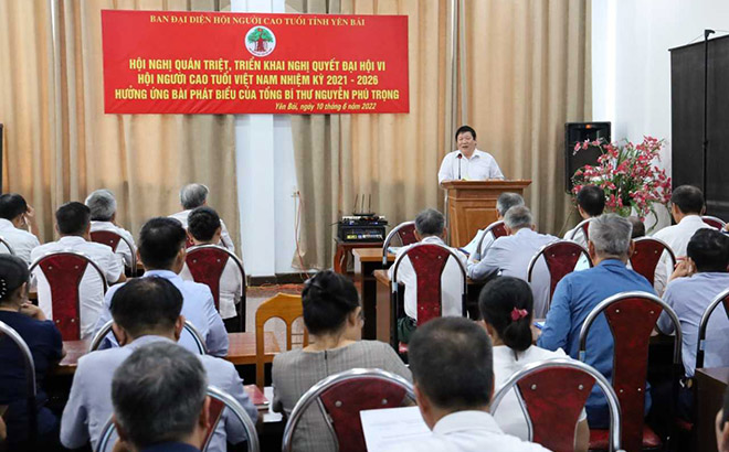 Lãnh đạo Ban đại diện Hội Người cao tuổi tỉnh thông tin về nội dung bài phát biểu của Tổng Bí thư Nguyễn Phú Trọng.