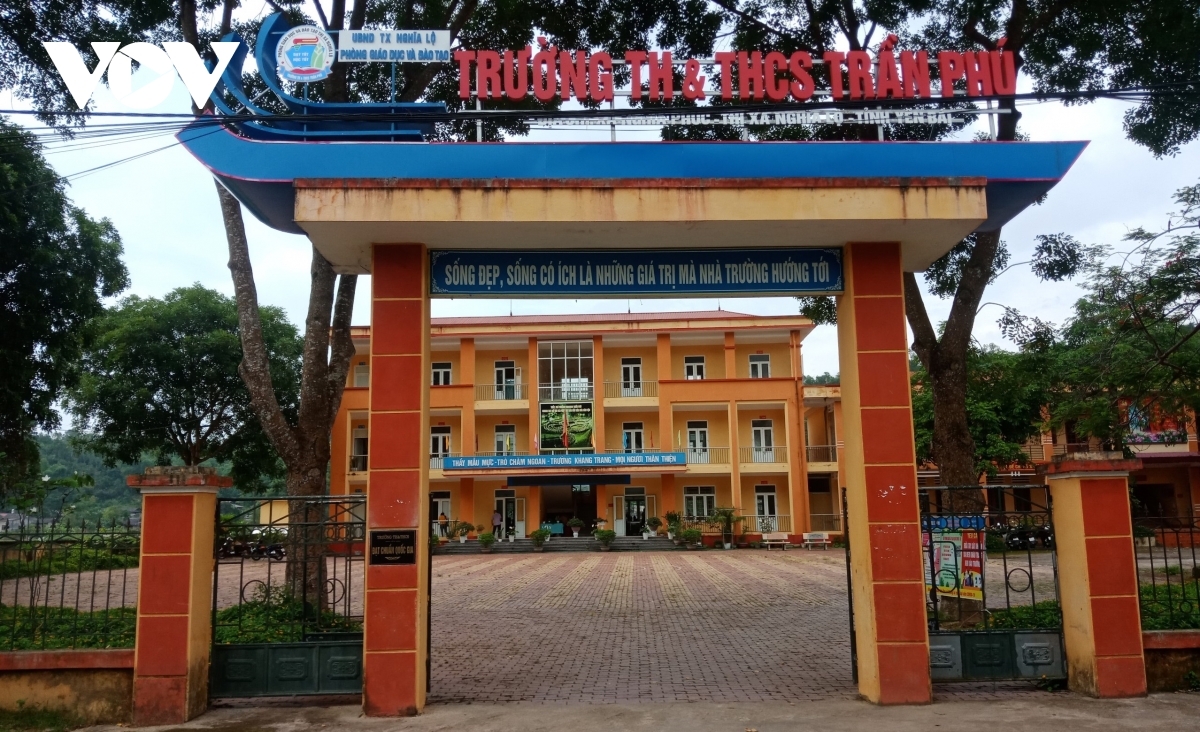 Trường Tiểu học và Trung học cơ sở Trần Phú, thị xã Nghĩa Lộ.