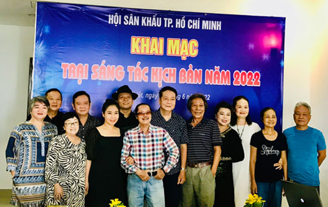 Các tác giả tham gia “Trại sáng tác kịch bản sân khấu năm 2022” tại TP Phan Thiết do Hội Sân khấu TP HCM tổ chức.