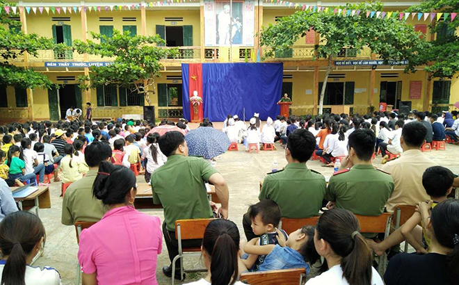 Công an huyện Văn Yên tuyên truyền pháp luật cho học sinh tại các trường học trên địa bàn.
