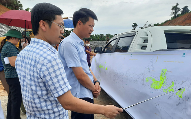 Đồng chí Nguyễn Thế Phước - Phó Chủ tịch Thường trực UBND tỉnh (thứ 2 từ trái sang) kiểm tra tiến độ dự án Đường nối quốc lộ 37, quốc lộ 32 với đường cao tốc Nội Bài – Lào Cai.