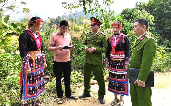 Cán bộ, chiến sĩ Công an xã Ngòi A, huyện Văn Yên vận động người dân tích cực tham gia Phong trào “Toàn dân bảo vệ an ninh Tổ Quốc”.