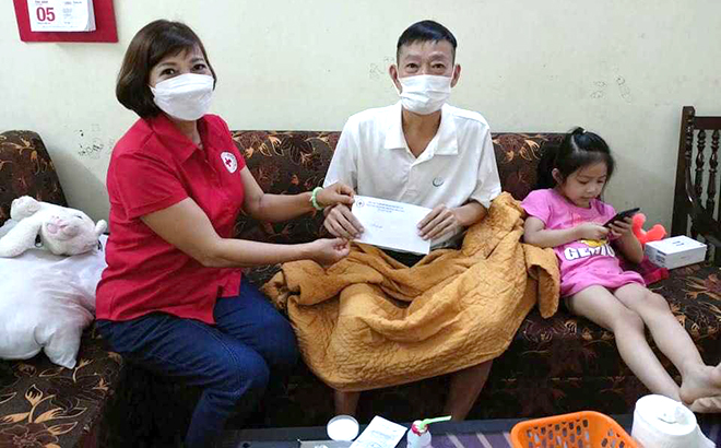 Cán bộ chữ thập đỏ phường Hồng Hà, thành phố Yên Bái trao tặng quà cho gia đình có hoàn cảnh khó khăn.