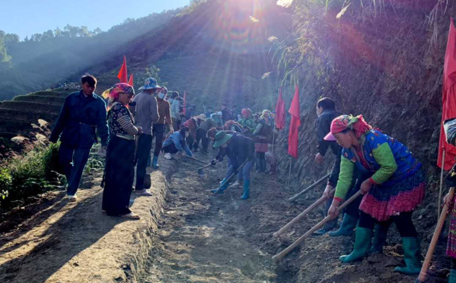 Người dân xã Hồ Bốn làm đường lên bản Háng Đề Chu.