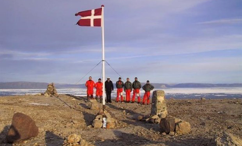 Đoàn thủy thủ Đan Mạch cắm cờ trên đảo tranh chấp Hans ở ngoài khơi đảo quốc Greenland, ngày 13-8-2002.