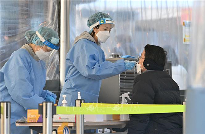 Nhân viên y tế lấy mẫu xét nghiệm COVID-19 cho người dân tại Seoul, Hàn Quốc. (Ảnh minh họa)
