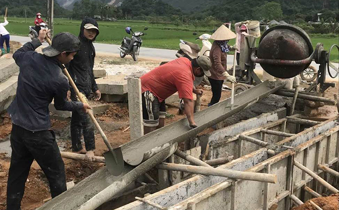 Hội viên Hội Nông dân huyện Lục Yên kiên cố hóa kênh mương nội đồng.