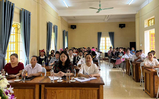 70 cán bộ Hội chủ chốt và thành viên tổ tự quản của phụ nữ tại cộng đồng trên địa bàn huyện Trạm Tấu tham gia tập huấn.