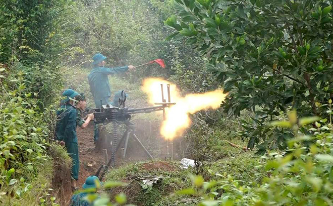 Lực lượng dân quân tự vệ huyện Yên Bình tham gia huấn luyện bắn đạn thật trong Diễn tập Khu vực phòng thủ huyện năm 2021.