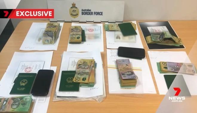 Hình ảnh được cho là tang vật bị cảnh sát Australia thu giữ với những cuốn hộ chiếu mang quốc huy Việt Nam. Ảnh: 7News