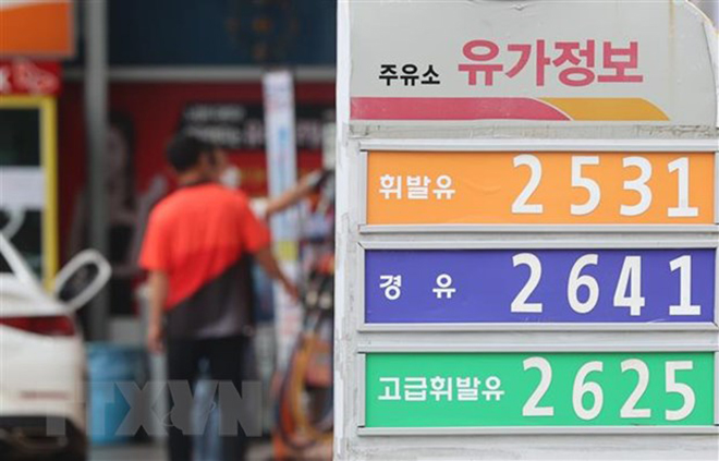 Người dân đổ xăng tại một cây xăng ở Seoul, Hàn Quốc, ngày 19/6/2022.