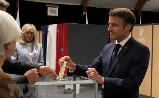 Tổng thống Pháp Emmanuel Macron (phải) bỏ phiếu bầu cử Quốc hội vòng hai tại Le Touquet ngày 19/6.