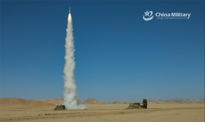 Hệ thống phòng thủ tên lửa tầm trung HQ-16 được thử nghiệm ở vùng sa mạc của Trung Quốc vào tháng 8/2020.