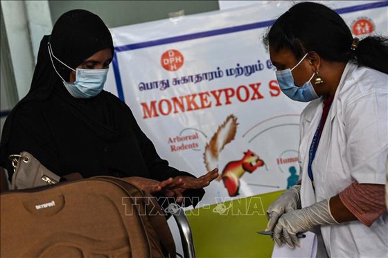 Kiểm tra dịch tể ngừa lây lan bệnh đậu mùa khỉ tại sân bay Chennai (Ấn Độ).
