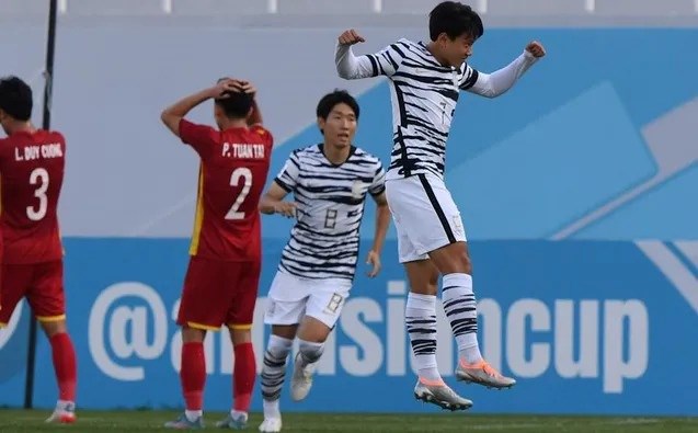 Cho Young Wook (áo số 7) giành danh hiệu Vua phá lưới giải U23 châu Á với 3 bàn thắng và 1 kiến tạo