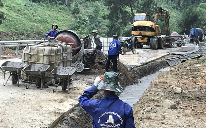 Các đơn vị thi công tuyến đường Trạm Tấu - Bắc Yên tập trung nhân lực, phương tiện đẩy nhanh tiến độ và phấn đấu hoàn thành công trình theo cam kết với chủ đầu tư.