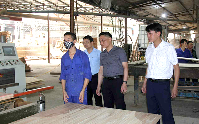 Đồng chí Trần Đông - Chủ tịch UBND huyện Trấn Yên và lãnh đạo xã Báo Đáp thăm Doanh nghiệp Chế biến gỗ Đăng Khoa.