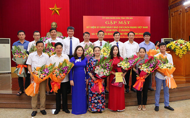 Các đồng chí lãnh đạo tỉnh tặng hoa các cơ quan báo chí của tỉnh và các cơ quan báo chí trung ương thường trú trên địa bàn nhân kỷ niệm Ngày Báo chí cách mạng Việt Nam.