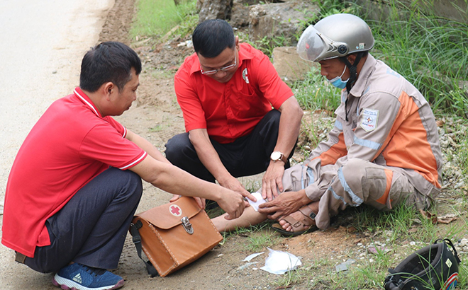 Đội xe ôm Chữ thập đỏ huyện Văn Yên có mặt kịp thời sơ cứu, đưa người gặp nạn đến các cơ sở y tế cứu chữa.