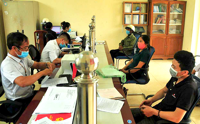 Người dân xã Đại Minh, huyện Yên Bình đến Bộ phận Phục vụ hành chính công của xã làm thủ tục hành chính.