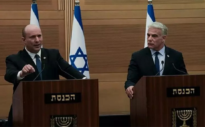 Dự kiến Ngoại trưởng Yair Lapid sẽ trở thành thủ tướng lâm thời cho tới khi cuộc bầu cử diễn ra.