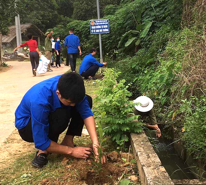 Đoàn viên thanh niên xã Báo Đáp, huyện Trấn Yên trồng cây xanh tại các tuyến đường liên thôn.