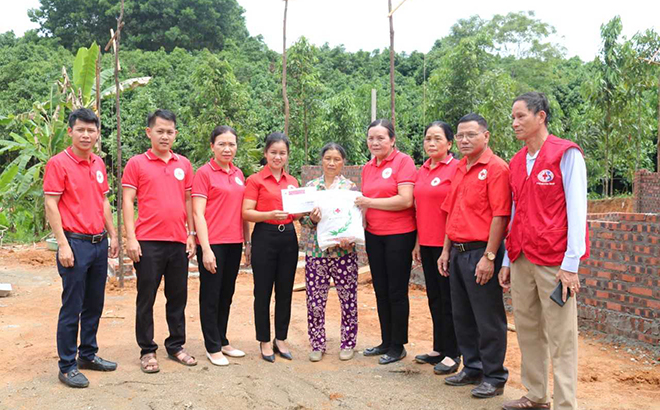 Cán bộ, hội viên chữ thập đỏ thăm hỏi, động viên gia đình bà Phạm Thị Thường bị cháy nhà ở thôn Yên Dũng, xã Yên Hợp, huyện Văn Yên.