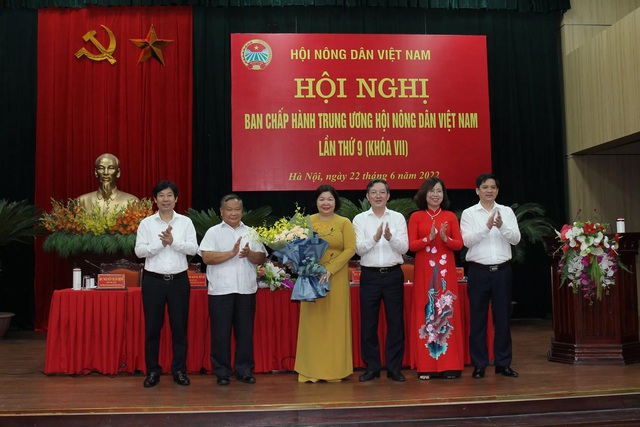Lãnh đạo Ban Chấp hành Trung ương Hội Nông dân Việt Nam chúc mừng bà Cao Xuân Thu Vân.