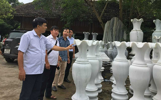 Đồng chí Giàng A Tông - Ủy viên Ban Thường vụ Tỉnh ủy, Chủ tịch Ủy ban MTTQ tỉnh (thứ 2 từ trái sang) cùng lãnh đạo Liên minh HTX tỉnh thăm Tổ hợp tác Chế tác đá mỹ nghệ tại huyện Lục Yên.