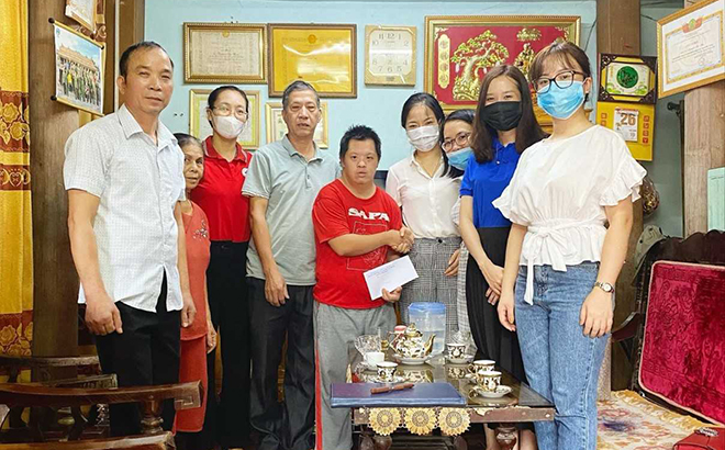 Hội Chữ thập đỏ Trường THPT Chuyên Nguyễn Tất Thành tặng quà gia đình nạn nhân chất độc da cam tại phường Đồng Tâm, thành phố Yên Bái.
