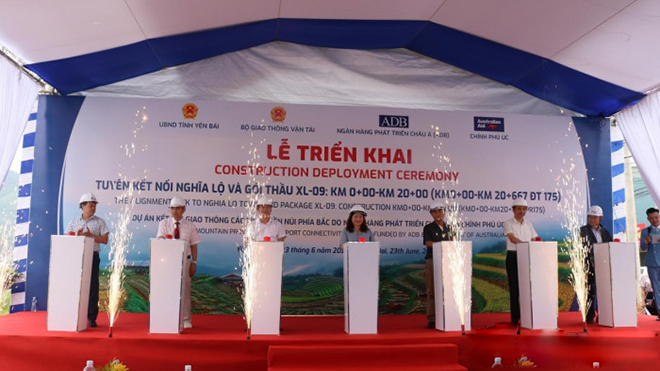 Scene at the groundbreaking ceremony of the road connecting Nghia Lo and Noi Bai - Lao Cai expressway

