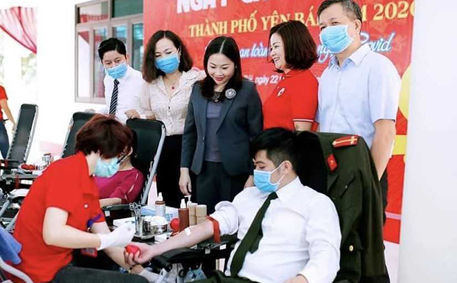 Đồng chí Vũ Thị Hiền Hạnh (người đứng giữa) - Phó Chủ tịch UBND tỉnh động viên người tham gia hiến máu tình nguyện tại thành phố Yên Bái năm 2020.