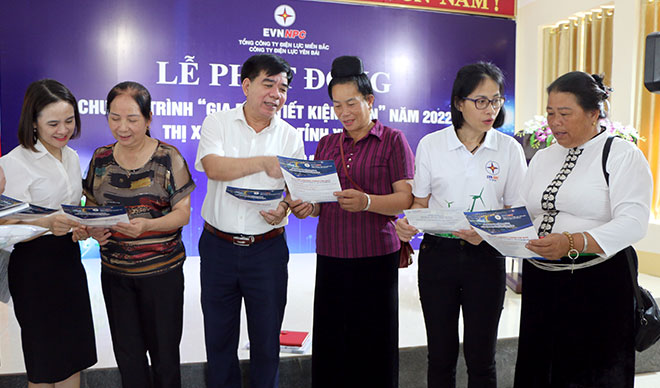 Cadres of the Yen Bai Power Company instruct customers in how to register to take part in the power saving programme.