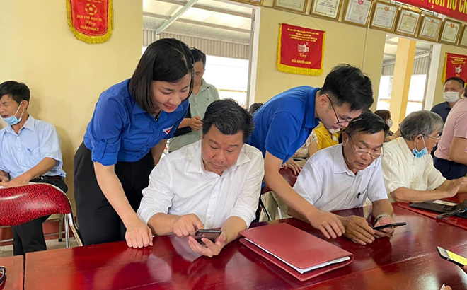 Đoàn khối CQ&DN tỉnh phối hợp tổ chức hỗ trợ chuyển đổi số cho người dân tại phường Hợp Minh, thành phố Yên Bái.